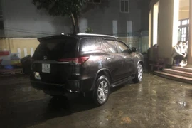Chiếc xe ôtô chở 6 người nước ngoài nghi nhập cảnh trái phép. (Ảnh: TTXVN phát)