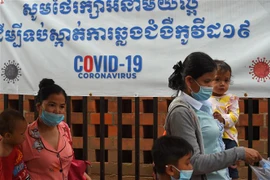 Người dân đeo khẩu trang phòng lây nhiễm COVID-19 tại Phnom Penh, Campuchia. (Ảnh: AFP/TTXVN)