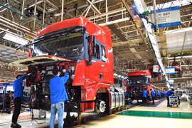 Công nhân làm việc tại dây chuyền sản xuất xe tải hạng nặng của Tập đoàn sản xuất ôtô Thiểm Tây, Trung Quốc. (Ảnh: THX/TTXVN)