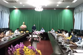 Quang cảnh cuộc họp khẩn của Ban Chỉ đạo phòng, chống dịch bệnh COVID-19 tỉnh Vĩnh Long. (Ảnh: Lê Thúy Hằng/TTXVN)