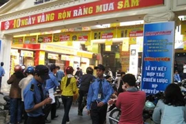Các siêu thị đông đúc trong Ngày vàng mua sắm. (Ảnh: Ngọc Cương/Vietnam+)