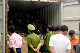 Một vụ bắt hàng phế liệu nhập trái phép tại cảng Hải Phòng. (Ảnh: Internet)