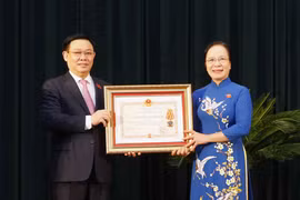 Chủ tịch Quốc hội Vương Đình Huệ trao tặng Huân chương Lao động cho các cá nhân có thành tích xuất sắc. (Ảnh: Doãn Tấn/TTXVN)