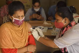 Tiêm chủng vaccine ngừa COVID-19 cho người dân ở Amritsar, Ấn Độ, ngày 18/6/2021. (Ảnh: AFP/TTXVN)