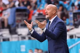 Huấn luyện viên đội tuyển Hungary Marco Rossi chỉ đạo các học trò trong trận gặp đội tuyển Pháp. (Ảnh: AFP/TTXVN)