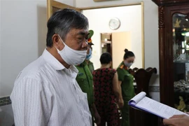 Cơ quan Cảnh sát điều tra Công an tỉnh Phú Yên đọc quyết định khởi tố bị can và thi hành Lệnh bắt tạm giam 3 tháng với ông Nguyễn Chí Hiến. (Ảnh: Phạm Cường/TTXVN)