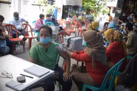 Nhân viên y tế tiêm vaccine phòng COVID-19 cho người dân tại Jakarta, Indonesia, ngày 10/5/2021. (Ảnh: THX/TTXVN)