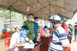 Các chốt kiểm soát dịch COVID-19 tại các bến đò ngang trên địa bàn thành phố Cần Thơ. (Ảnh: Ánh Tuyết/TTXVN)
