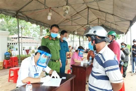 Các chốt kiểm soát dịch COVID-19 tại các bến đò ngang trên địa bàn thành phố Cần Thơ. (Ảnh: Ánh Tuyết/TTXVN)