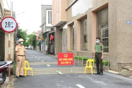 Huyện Thạch Hà đã lập 15 chốt kiểm soát dịch tại khu vực bệnh nhân sinh sống ở Tổ dân phố 6, thị trấn Thạch Hà. (Ảnh: Hoàng Ngà/TTXVN)