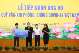 Các doanh nghiệp ủng hộ Quỹ vaccine phòng, chống COVID-19 Việt Nam. (Ảnh: Hoàng Hiếu/TTXVN)