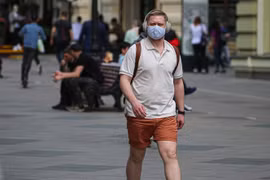 Người dân đeo khẩu trang phòng dịch COVID-19 tại Moskva, Nga, ngày 23/5/2021. (Ảnh: THX/TTXVN)