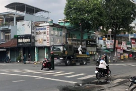 Phun khử khuẩn trên các tuyến đường ở quận Gò Vấp. (Ảnh: Anh Tuấn/TTXVN)