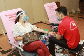 Một Phật tử hiến máu nhân đạo tại chùa Giác Ngộ ngày 5/6. (Ảnh: Đinh Hằng/TTXVN)