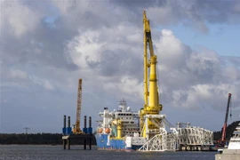 Tàu lắp đặt đường ống dẫn khí của dự án Dòng chảy phương Bắc 2 tại cảng Mukran Sassnitz trên Biển Baltic, Đông Bắc Đức. (Ảnh: AFP/TTXVN)
