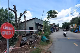 Huyện Chợ Mới đã cắm biển cảnh báo sạt lở, rào chắn không cho người, phương tiện vào khu vực có nguy cơ sạt lở. (Ảnh: Thanh Sang/TTXVN)