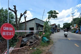Huyện Chợ Mới đã cắm biển cảnh báo sạt lở, rào chắn không cho người, phương tiện vào khu vực có nguy cơ sạt lở. (Ảnh: Thanh Sang/TTXVN)