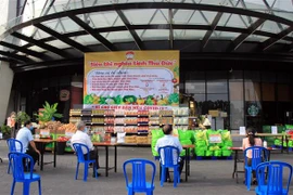 Lễ khai trương chương trình Siêu thị nghĩa tình Thủ Đức và chương trình đi chợ giúp dân mùa COVID-19. (Ảnh: TTXVN phát)