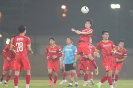 Tiền đạo Văn Toàn trong bài tập đánh đầu. (Ảnh: Hoàng Linh/TTXVN)