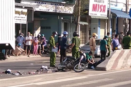 Lực lượng chức năng có mặt tại hiện trường vụ tại nạn. (Ảnh: Công Thử/TTXVN)