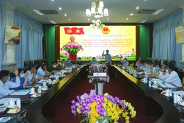 Thành viên Ủy ban bầu cử tỉnh Vĩnh Long biểu quyết thông qua Nghị quyết xác nhận tư cách đại biểu Hội đồng nhân dân tỉnh Vĩnh Long nhiệm kỳ 2021-2026. (Ảnh: Phạm Minh Tuấn/TTXVN)