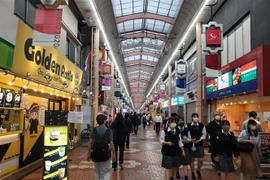 Biểu tượng Olympic Tokyo được treo tại một khu mua sắm ở thủ đô Tokyo. (Ảnh: Đào Thanh Tùng/TTXVN)