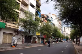 Tuyến đường Lê Thánh Tôn, quận 1, Thành phố Hồ Chí Minh vắng vẻ vì thực hiện giãn cách xã hội. (Ảnh: Thanh Vũ/TTXVN)