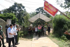 Lực lượng chức năng dỡ phong tỏa cho 10 hộ dân với 39 nhân khẩu tại cụm dân cư Làng Hón, thôn Minh Ngọc, xã Minh Sơn, huyện Ngọc Lặc, Thanh Hóa. (Ảnh: Hoa Mai/TTXVN)