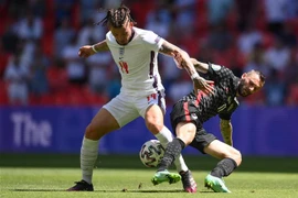 Trung vệ Kalvin Phillips (trái), đội Anh tranh bóng với trung vệ Marcelo Brozovic, đội Croatia trong trận đấu Bảng D Giải vô địch bóng đá châu Âu EURO 2020 trên sân vận động Wembley ở London, Anh, ngày 13/6/2021. (Ảnh: AFP/TTXVN)