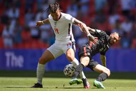 Trung vệ Kalvin Phillips (trái), đội Anh tranh bóng với trung vệ Marcelo Brozovic, đội Croatia trong trận đấu Bảng D Giải vô địch bóng đá châu Âu EURO 2020 trên sân vận động Wembley ở London, Anh, ngày 13/6/2021. (Ảnh: AFP/TTXVN)