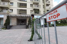 Lực lượng chức năng lập hàng rào, phong toả tạm thời toà N03A khu đô thị mới Sài Đồng, phường Phúc Đồng, quận Long Biên, Hà Nội. (Ảnh: Minh Quyết/TTXVN)