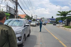 Hướng từ tỉnh Đồng Nai vào Bình Dương đang được lập chốt kiểm soát phòng chống dịch COVID-19. (Ảnh: Văn Hướng/TTXVN)