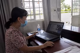 Ôn môn Văn trực tuyến cho học sinh Lớp 9A2, Trường THCS và THPT Võ Văn Kiệt, Kiên Giang. (Ảnh: Hồng Đạt/TTXVN)