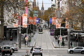 Cảnh vắng vẻ trên đường phố tại Melbourne, Australia, trong thời gian áp đặt các biện pháp hạn chế phòng dịch COVID-19, ngày 28/5/2021. (Ảnh: THX/ TTXVN)