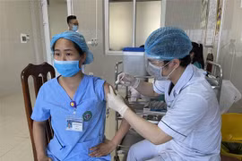 Công tác tiêm phòng COVID-19 đợt 2 tại Bệnh viện Sản Nhi tỉnh Ninh Bình. (Ảnh: Hải Yến/TTXVN)