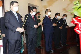 Các đồng chí lãnh đạo Thành phố Hồ Chí Minh dành một phút mặc niệm tưởng nhớ đến Chủ tịch Hồ Chí Minh. (Ảnh: Thanh Vũ/TTXVN)