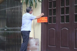Tổ COVID-19 cộng đồng phường Thanh Bình, thành phố Ninh Bình nắm bắt tình hình phòng chống dịch tại địa phương. (Ảnh: Hải Yến/TTXVN)