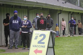 Người dân xếp hàng chờ tiêm vaccine phòng COVID-19 tại Surrey, British Columbia, Canada, ngày 17/5/2021. (Ảnh: THX/TTXVN)
