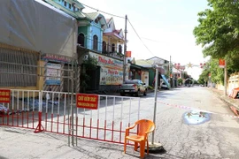 Triển khai chốt phòng dịch tại phường Tân Giang, thành phố Hà Tĩnh. (Ảnh: Công Tường/TTXVN)