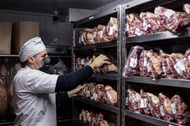 Thịt bò tại một lò mổ ở Palermo, Buenos Aires, Argentina, ngày 20/5/2021. (Ảnh: AFP/ TTXVN)