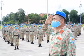 Các sỹ quan của Bệnh viện dã chiến cấp 2 số 2 và làm nhiệm vụ gìn giữ hòa bình Liên hợp quốc báo công dâng Bác. (Ảnh: Trọng Đức/TTXVN)