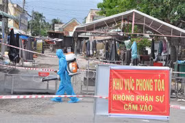 Phun thuốc khử khuẩn ở chợ Ba Dừa ở xã Long Trung, huyện Cai Lậy, tỉnh Tiền Giang. (Ảnh: Hữu Chí/TTXVN)