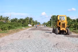 Tuyến đường huyện 173 đoạn từ Nghĩa trang liệt sỹ huyện Châu Thành đến Tượng đài Tiểu đoàn 516, đi qua địa bàn các huyện Châu Thành-Giồng Trôm-Ba Tri, tỉnh Bến Tre với tổng mức đầu tư gần 900 tỷ đồng từ vốn trái phiếu Chính phủ giai đoạn 2017-2020. (Ảnh C