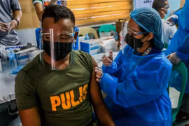 Tiêm chủng vaccine ngừa COVID-19 tại Navotas, Philippines, ngày 8/6/2021. (Ảnh: THX/TTXVN)