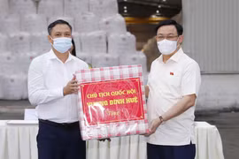Chủ tịch Quốc hội Vương Đình Huệ tặng quà cho Nhà máy Alumin Nhân Cơ, Công ty Nhôm Đắk Nông - TKV, Tập đoàn Công nghiệp Than - Khoáng sản Việt Nam. (Ảnh: Doãn Tấn/TTXVN)