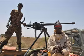 Binh sỹ Chính phủ Somalia tuần tra tại vùng Hạ Shabelle, gần thủ đô Mogadishu, nơi người dân tuần hành phản đối tổ chức khủng bố Al-Shabab. (Ảnh: AFP/TTXVN)