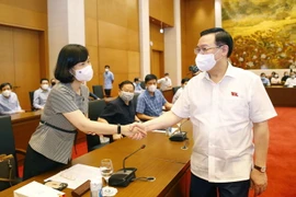 Chủ tịch Quốc hội Vương Đình Huệ với lãnh đạo cơ quan báo chí. (Ảnh: Doãn Tấn/TTXVN)