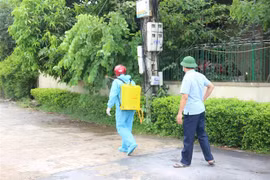 Phun khử khuẩn khu vực nơi bệnh nhân COVID-19 tại Hà Tĩnh sinh sống. (Ảnh: Hoàng Ngà/TTXVN)