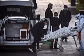 Chuyển bệnh nhân nhiễm COVID-19 tới bệnh viện ở ngoại ô Moskva, Nga. (Ảnh: AFP/TTXVN)
