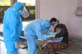 Lấy mẫu xét nghiệm COVID-19 đối với các hộ dân trong vùng phong tỏa ở thôn Trung Tiến, xã Việt Tiến (huyện Thạch Hà, Hà Tĩnh. (Ảnh: Hoàng Ngà/TTXVN)